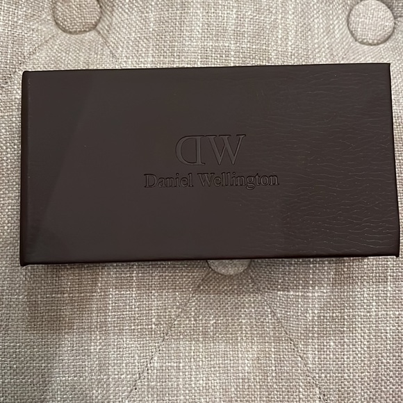 Daniel Wellington black leather watch - Picture 2 of 5